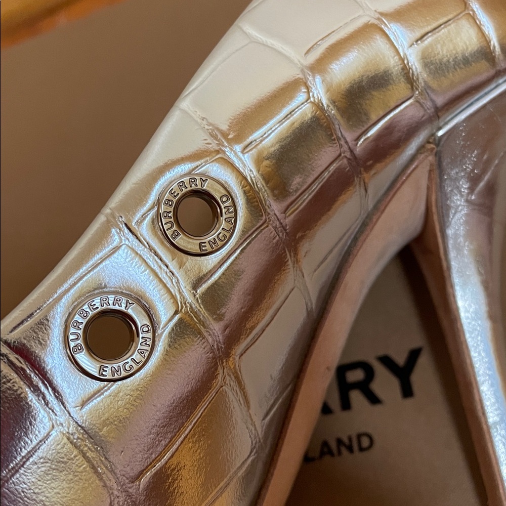 Burberry Heels Aubri Pointy Silver Leather Pumps Women's Size 38 - Picture 8 of 16
